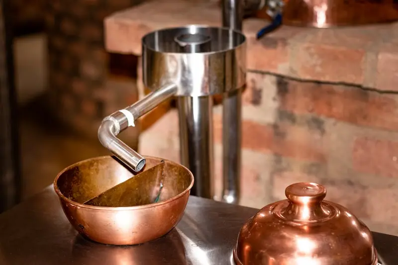 Procesos de destilación en la coctelería moderna