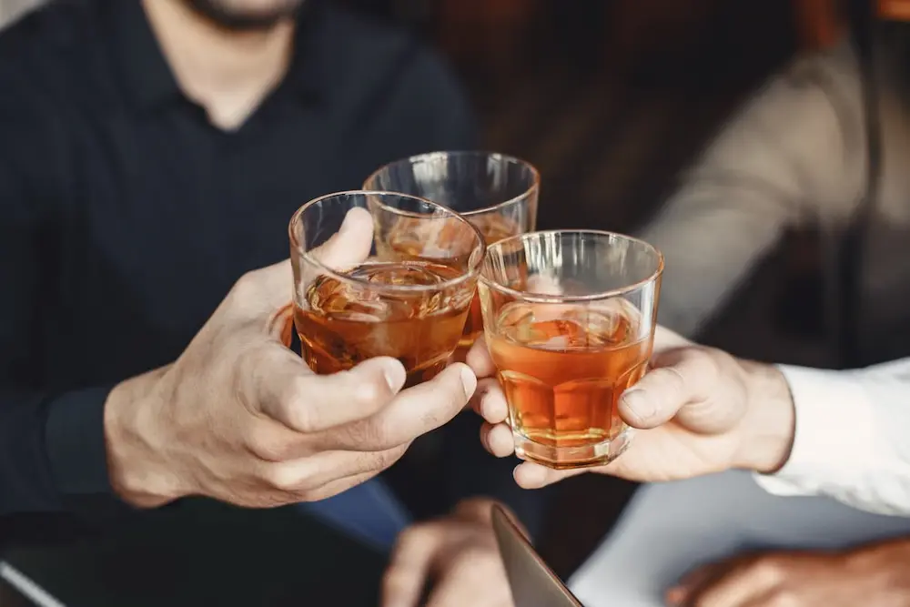 Tips para disfrutar y elegir bebidas destiladas