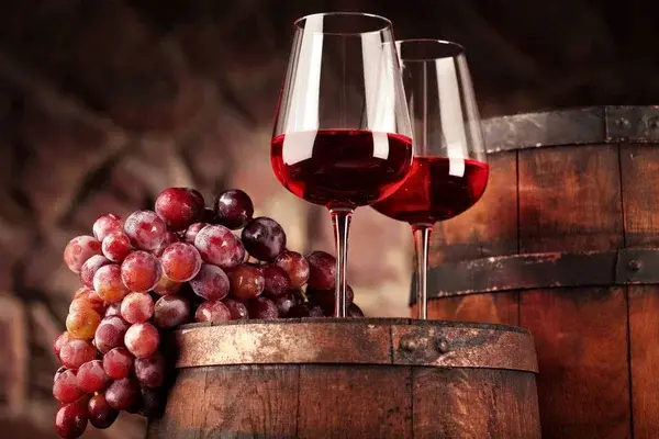 Copa de vino y uvas para representar a los sulfitos en vino