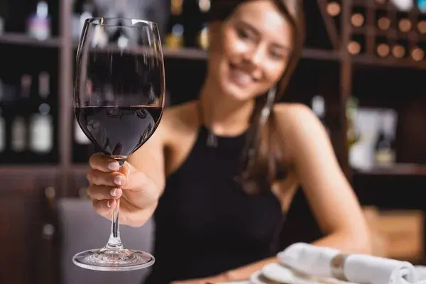 Mujer sosteniendo una botella de vino