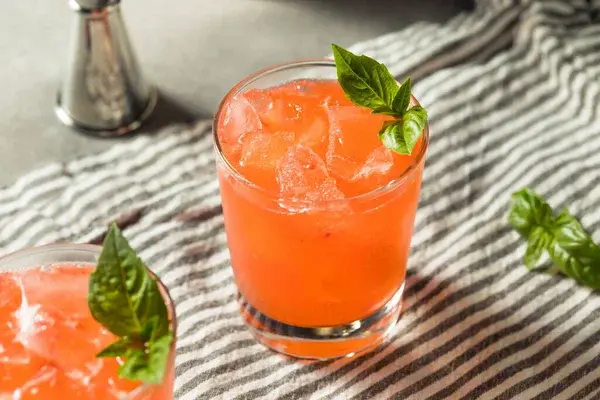 Imagen de un coctel que es el resultado final cómo aprenden a hacer un coctel