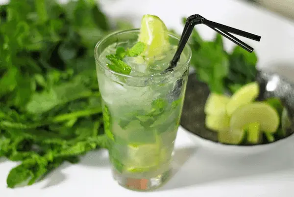 mojito clásico representando la tradición de la coctelería cubana