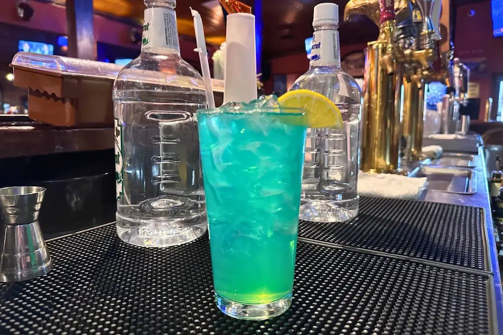 Vaso con Long Island Blue servido en una barra de coctelería en Miraflores, Lima