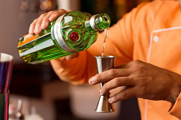 Preparar bebidas para varias personas puede convertirse en una tarea complicada si no tienes una estrategia. Por eso, lo ideal es organizar el trabajo antes de que lleguen los invitados.