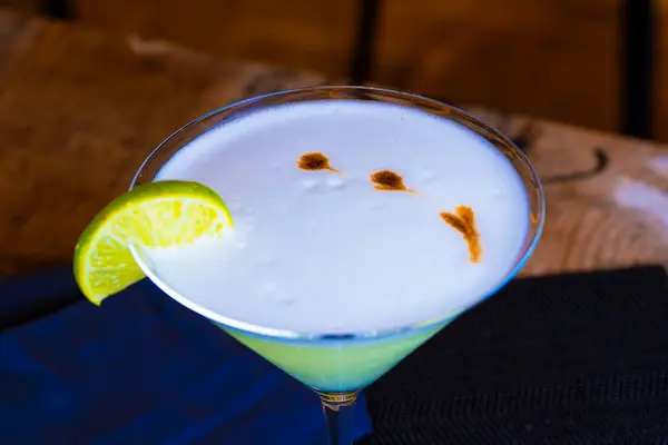 Más allá de sus características organolépticas, el pisco peruano representa una tradición que conecta agricultura, gastronomía, historia y conocimientos transmitidos entre generaciones.