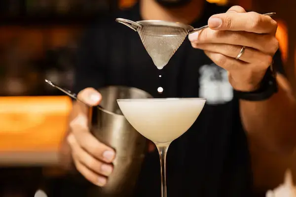 El pisco peruano puede disfrutarse de muchas maneras, pero quizá una de las más interesantes sea acercarse a él desde la curiosidad.