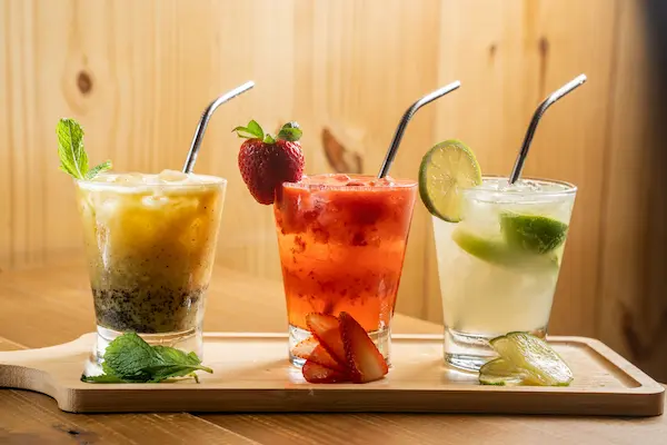 Una de las mejores maneras de descubrir nuevas preparaciones es mantener un elemento familiar y cambiar otro.

Por ejemplo, si disfrutas los sabores cítricos, puedes probar una combinación cítrica con notas especiadas. Si te gustan las frutas, puedes buscar una preparación frutal acompañada por elementos herbales.