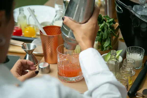 Antes de comenzar a preparar las bebidas, conviene tener en cuenta el tipo de celebración que vas a organizar. No es lo mismo preparar cocteles para una cena elegante que elegir bebidas para una fiesta donde habrá música, baile y muchas personas.