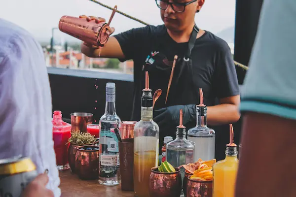 Elegir un pisco peruano no debería reducirse a buscar una botella determinada por su precio o presentación. Existen varios factores que pueden ayudarte a tomar una decisión más informada.