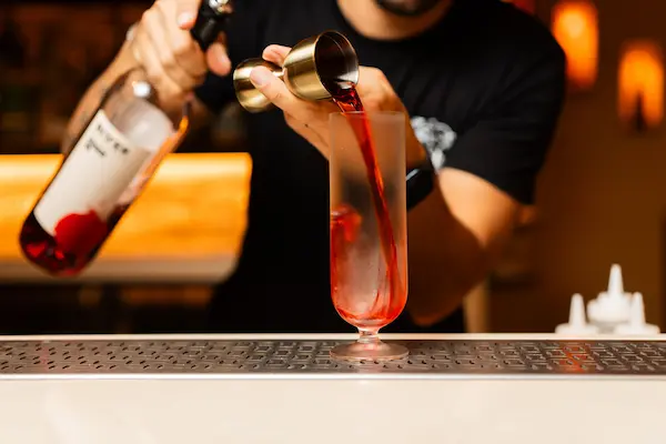 Una buena organización puede hacer que la preparación de las bebidas sea mucho más sencilla. Si vas a recibir a varias personas, intenta preparar con anticipación todos los ingredientes que puedan dejarse listos.