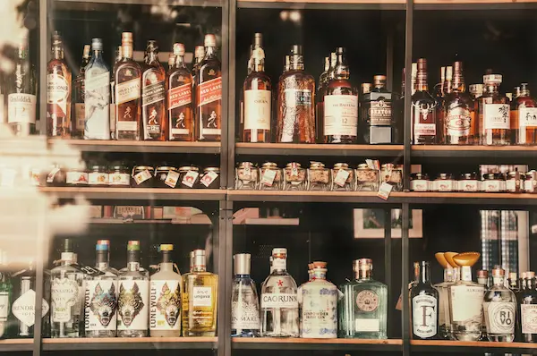 La transformación no ocurre solamente a nivel visual. Una clarificación de bebidas bien ejecutada puede influir en diferentes aspectos de la experiencia sensorial.