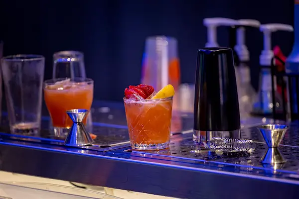 La elección dependerá del menú. Para entradas ligeras, los cocteles cítricos y refrescantes pueden funcionar muy bien.