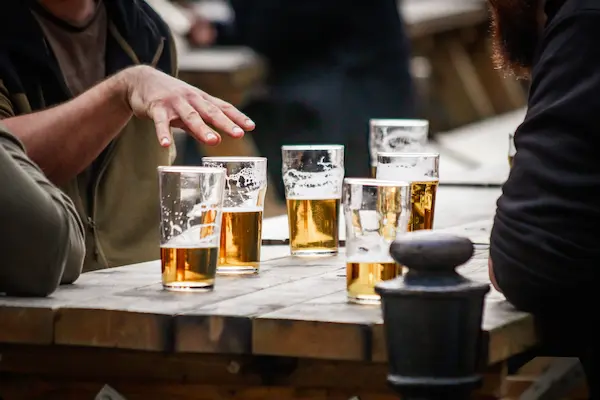 La clarificación de bebidas es un procedimiento mediante el cual se eliminan o separan partículas y componentes responsables de la turbidez de un líquido. El objetivo es conseguir una preparación más limpia visualmente, sin que esto implique necesariamente eliminar su sabor o aroma.