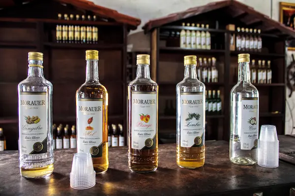 Los destilados peruanos son bebidas alcohólicas obtenidas mediante procesos de destilación a partir de materias primas que contienen compuestos fermentables. Durante su elaboración se busca concentrar determinados componentes y obtener un líquido con características específicas de aroma, sabor y graduación alcohólica.